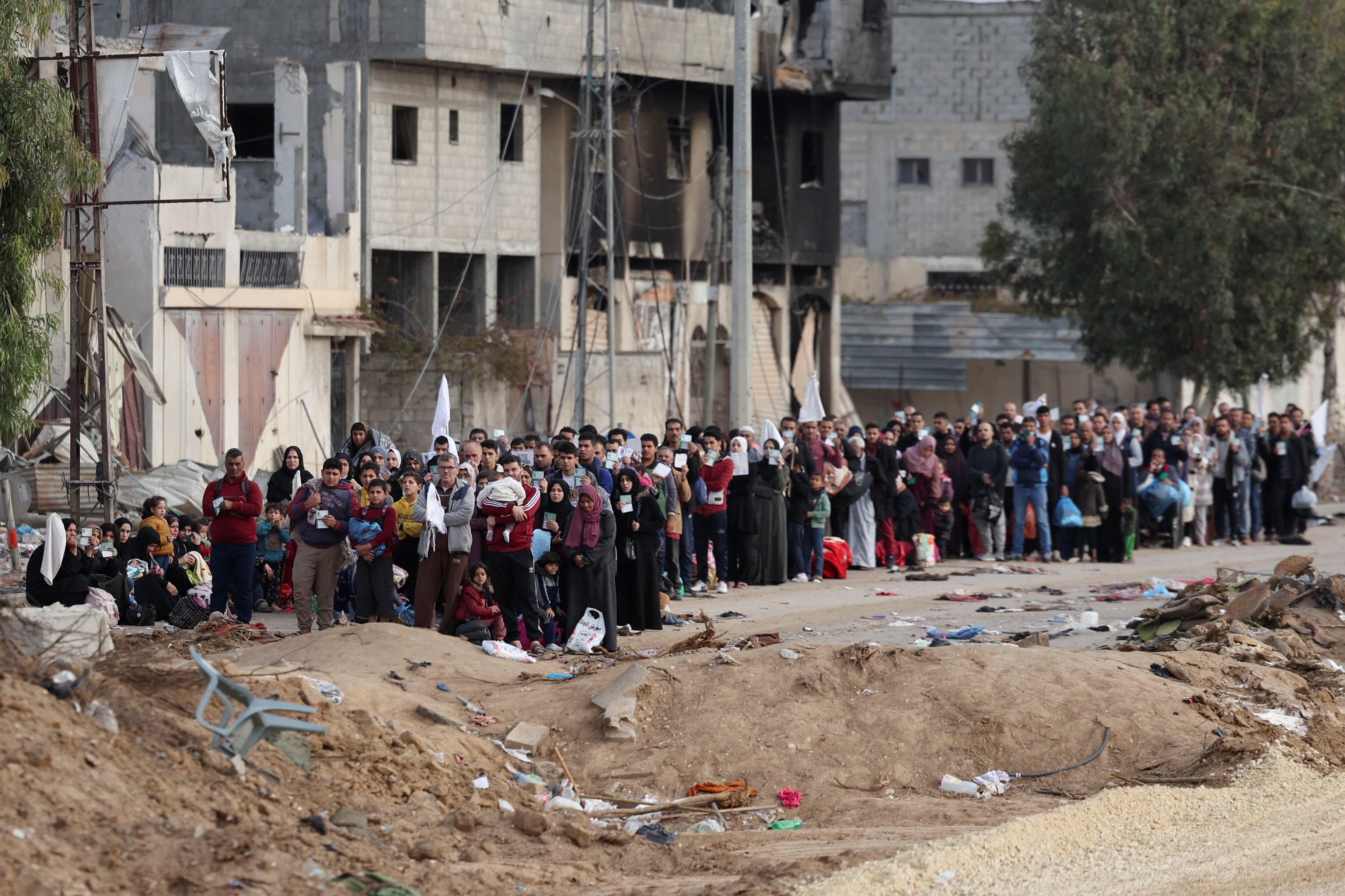 Un grupo de palestinos espera antes de abandonar el norte de la Franja a través de un corredor humanitario, este miércoles.