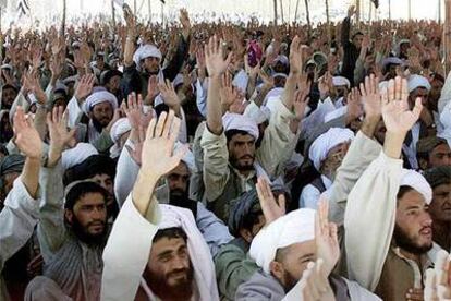 Estudiantes de la religión islámica votan a favor de la guerra santa contra Estados Unidos en una madraza de Pakistán en septiembre de 2001.