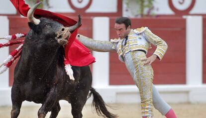 El diestro Enrique Ponce cortó tres orejas en el domingo en Gijón.