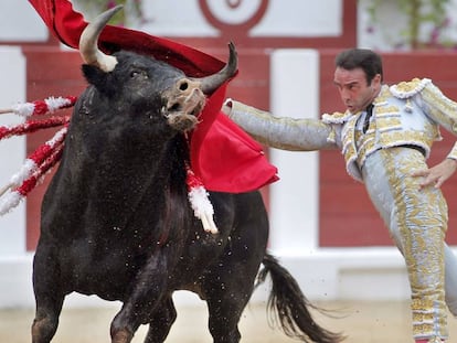 El diestro Enrique Ponce cort&oacute; tres orejas en el domingo en Gij&oacute;n.