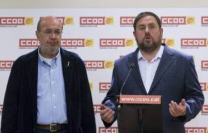 El presidente de ERC, Oriol Junqueras (d), junto al secretario general de CCOO Cataluña, Joan Carles Gallego (i), durante la reunión que han mantenido hoy en la sede de CCOO en Barcelona.