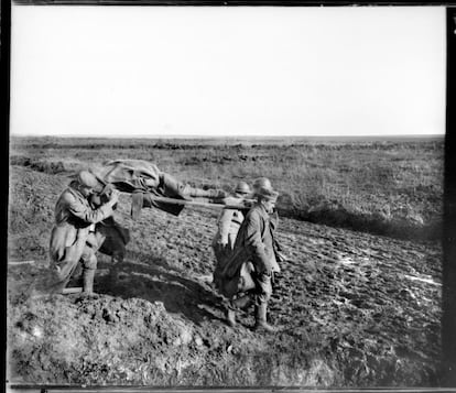 25 de octubre de 1917. Fotografía tomada el día siguiente a la ofensiva francesa de la Malmaison, Francia. (nota manuscrita del autor sobre el negativo de vidrio).