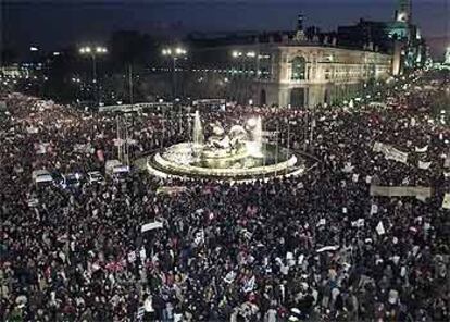 La plaza de la Cibeles, en Madrid, abarrotada de manifestantes procedentes de la plaza de Atocha y camino de la Puerta del Sol, donde se leyó el manifiesto contra la guerra.