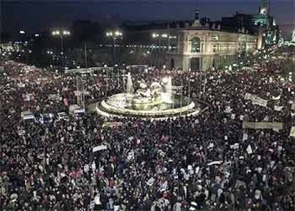 La plaza de la Cibeles, en Madrid, abarrotada de manifestantes procedentes de la plaza de Atocha y camino de la Puerta del Sol, donde se leyó el manifiesto contra la guerra.