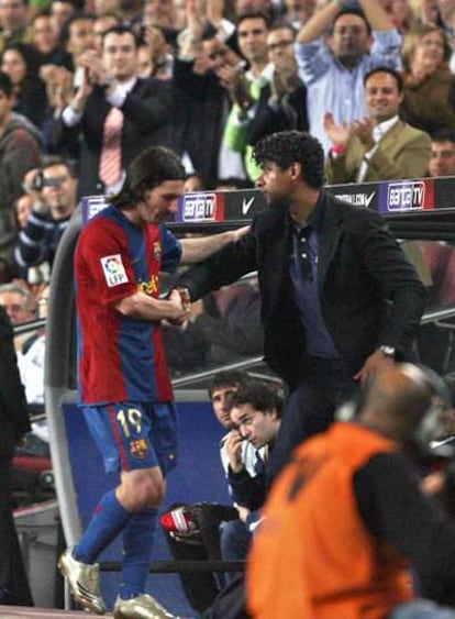 Messi es felicitado por Rijkaard.
