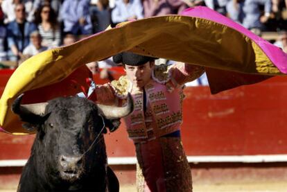 Pascual Javier, con su primer toro.