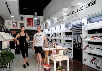 Almudena Amador y Francisco Benedito, en la entrada de su librería Ramón Llull, en el barrio del Carmen de Valencia.