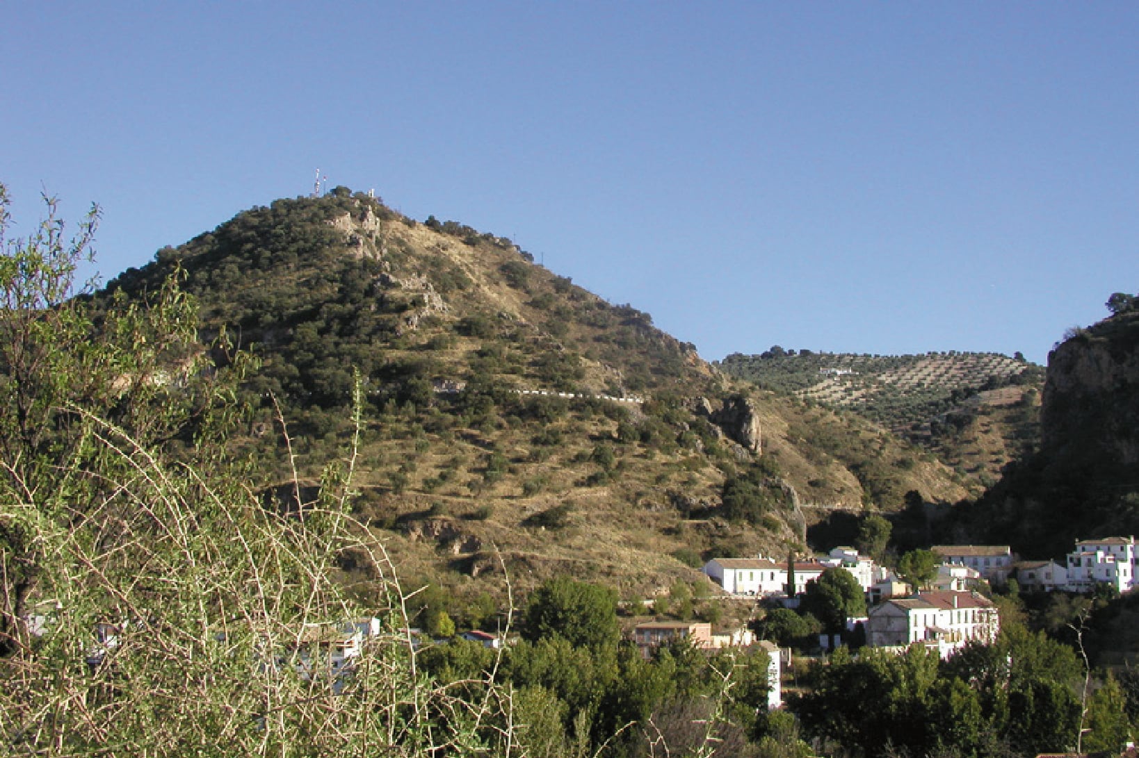 El Cerro de la Cruz se levanta a los pies de Almedinilla, flanqueado por el río Caicena. Imagen cedida por Ignacio Muñiz