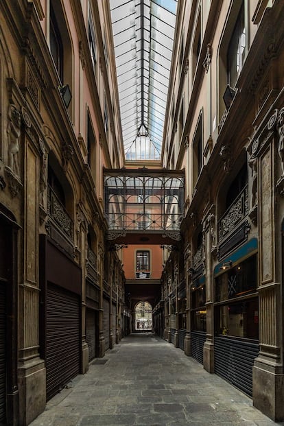Vista del pasaje de Bacardi en el distrito de la Ciutat Vella de Barcelona (Cataluña).