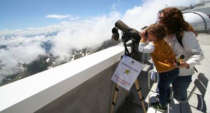 Un joven astronómo aficionado en Pic Du Midi.