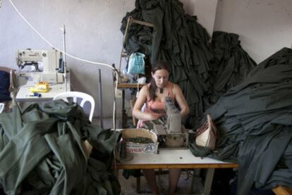 Una trabajadora cose ropa para el Ejército griego en un taller textil de Gjirokaster (Albania).