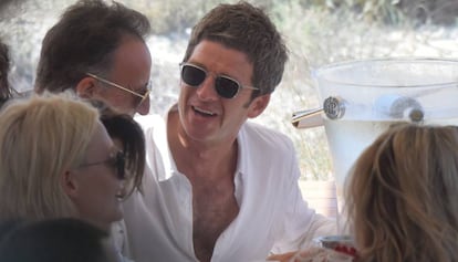 Bruce Springsteen con Noel Gallagher, en un restaurante de playa.