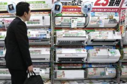 Un hombre se interesa por aparatos de aire acondicionado en una tienda de electrónica de Tokio, Japón. EFE/Archivo