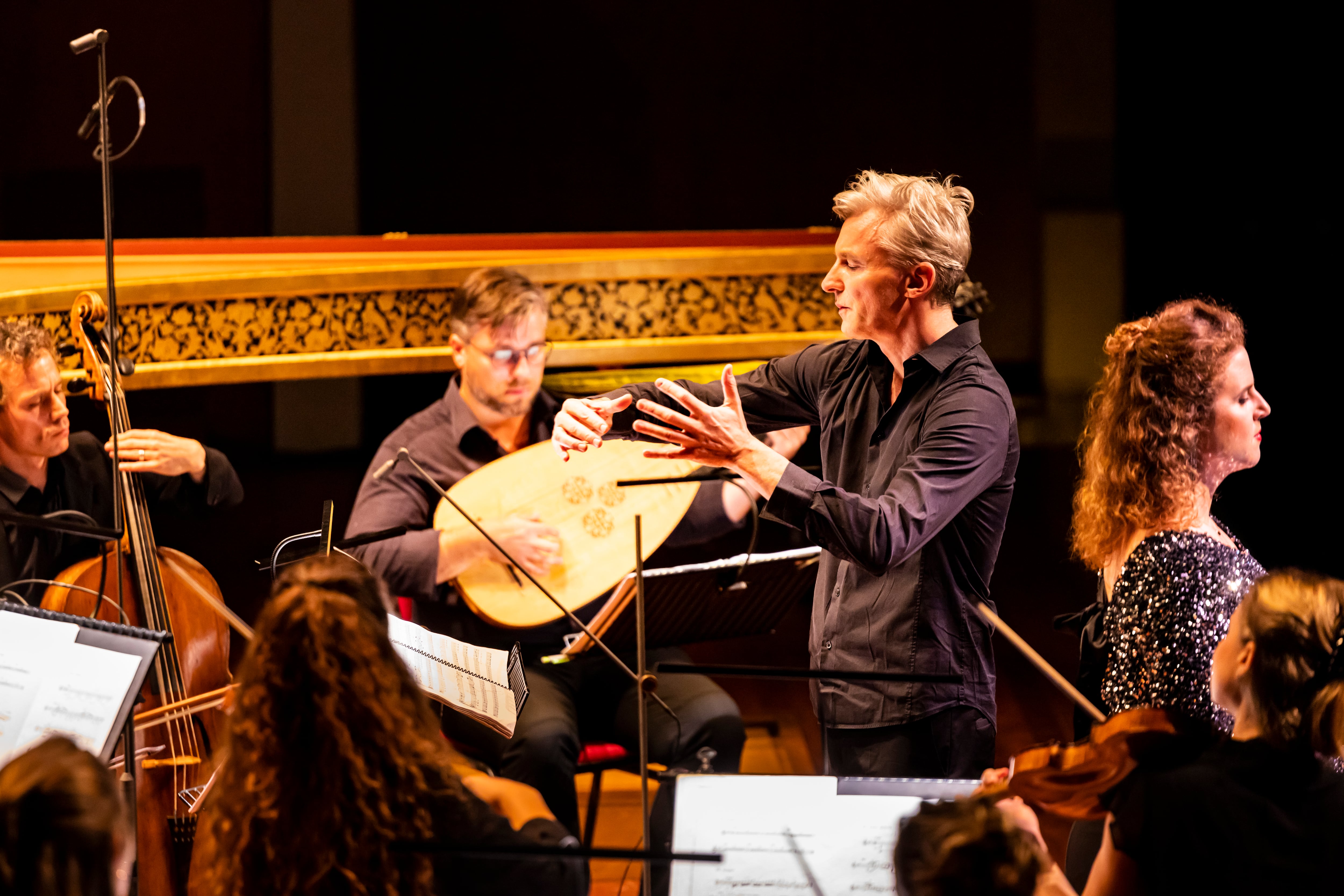 Vincent Dumestre dirige a su grupo Le Poème Harmonique. En primer plano, de perfil, la mezzosoprano Eva Zaïzick.