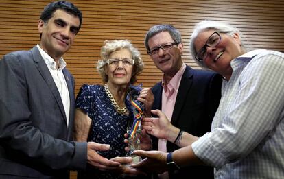 Manuela Carmena (segunda por la izquierda)junto a los dirigentes de asociaciones del colectivo LGTBI.