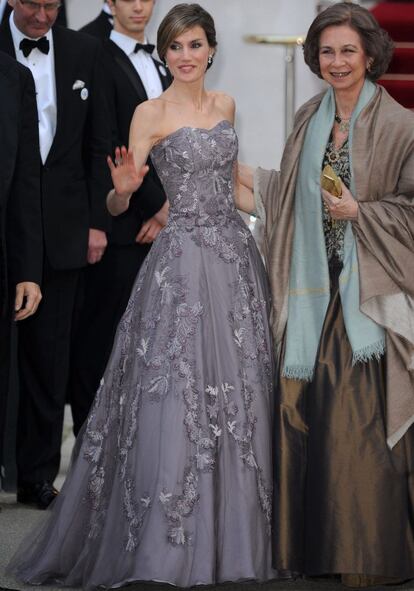 Doña Letizia, junto a la reina Sofía, en la cena de gala que precedió a la boda del príncipe Guillermo de Inglaterra y a Kate Middleton.