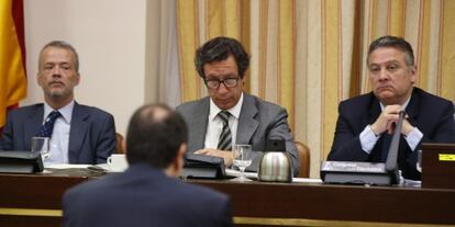 Carlos Floriano (centro), en la comisión de Justicia del Congreso.