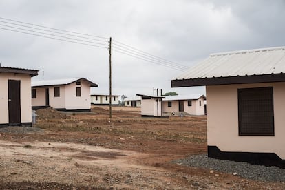 En Olá viven cerca de 3.500 personas, en su mayoría campesinos que viven por primera vez en una ciudad. Las primeras casas de reasentamiento fueron construidas por Newmont en el año 2005. Estas son las nuevas casas en construcción, una ampliación del barrio, para una nueva llegada de reasentados.