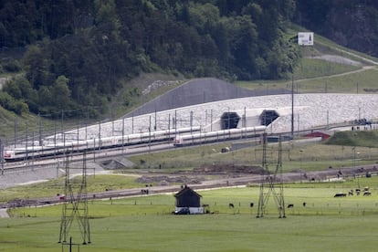 El primer tren que circula por el t&uacute;nel de San Gotardo accede a la construcci&oacute;n por el portal norte cerca de Erstfeld (Suiza) hoy, 1 de junio de 2016. El nuevo t&uacute;nel ferroviario de base de San Gotardo, ubicado en el sur de Suiza, se inaugura hoy para batir dos r&eacute;cords simult&aacute;neamente: el de m&aacute;s largo y de m&aacute;s profundo del mundo.