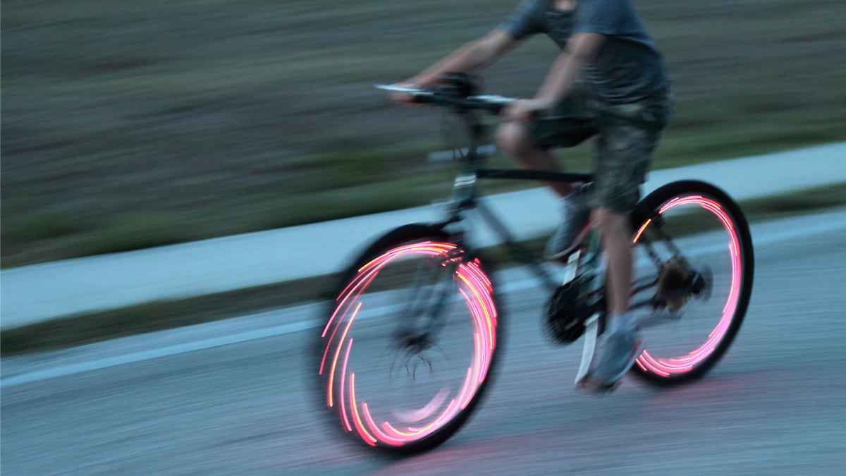 Así son las luces led para las ruedas de la bicicleta, que te permitirán pedalear de manera más segura durante la noche