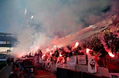 Aficionados del St. Pauli durante un derbi entre su equipo femenil y el del Hamburger SV, en 2023.