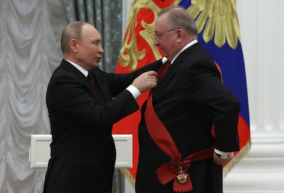 Vladímir Putin condecora a Nikolai Tokarev con la Órden de la Patria, en febrero de 2022. Tokarev es el presidente de la compañía estatal rusa Transneft, que controla los oleoductos del país.