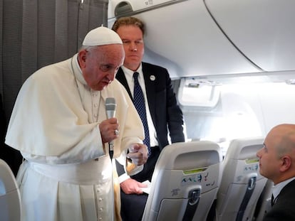O papa Francisco fala com os jornalistas no voo de Tallin a Roma (AP).