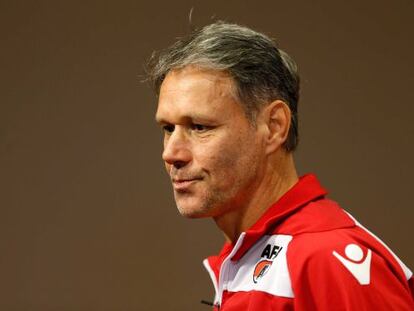 Van Basten, el día de su renuncia como primer entrenador del AZ Alkmaar