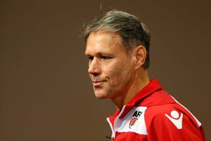 Van Basten, el día de su renuncia como primer entrenador del AZ Alkmaar