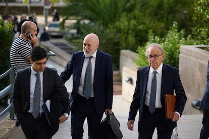 El abogado defensor de Dionisio Ramos, Luis Rodríguez Ramos, a su llegada a la Audiencia Provincial de Madrid el pasado 3 de octubre.