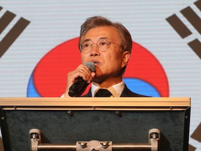 El presidente electo, Moon Jae-in habla a sus seguidores tras la victoria electoral, este martes en Seúl.