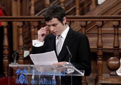 Cristóbal Ugarte, nieto del gran poeta chileno Nicanor Parra, lee unas palabras de agradecimiento de su abuelo por la concesión del Premio Cervantes.