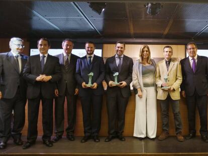 Los premiados, junto a la presidenta de la Junta andaluza, Susana Díaz.