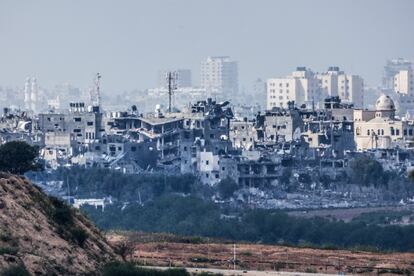 Edificios destruidos en la frontera con Gaza, el lunes, en medio de los combates entre soldados israelíes y miembros de Hamás.