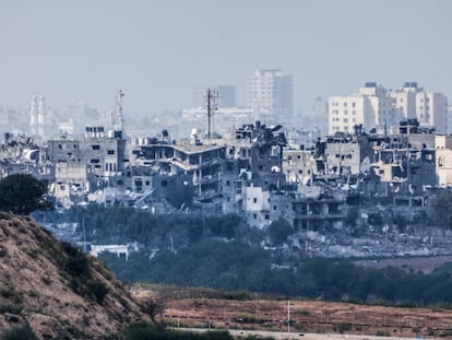 Edificios destruidos en la frontera con Gaza, el lunes, en medio de los combates entre soldados israelíes y miembros de Hamás.