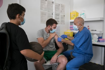 Un joven recibe su vacuna en el centro de vacunación de la Fira de Barcelona, este lunes.