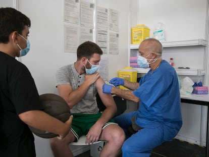 Un joven recibe su vacuna en el centro de vacunación de la Fira de Barcelona, este lunes.