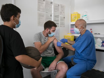 Un joven recibe su vacuna en el centro de vacunación de la Fira de Barcelona, este lunes.