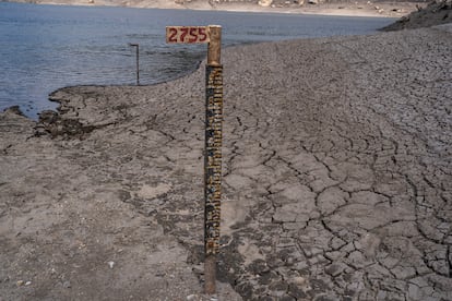Una barra medidora queda expuesta por el bajo nivel de agua en el embalse de San Rafael.