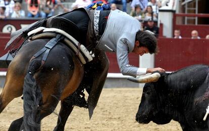 Sergio Galán, con el toro al que cortó la oreja.