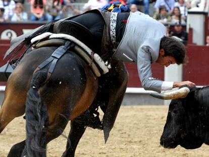 Sergio Galán, con el toro al que cortó la oreja.