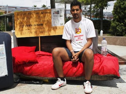 El atleta Mohamed Elbendir, acampado ante el Consistorio de Alcobendas para reclamar una deuda.