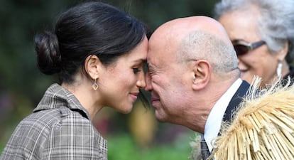 Meghan Markle, duquesa de Sussex, saluda a un miembro de los maoríes en Wellington, Nueva Zelanda, el 28 de octubre de 2018, durante su 'tour' por Oceanía.