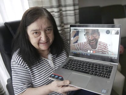 Begoña muestra a Pedro, voluntario que le hace compañía, durante una conversación vía Skype.