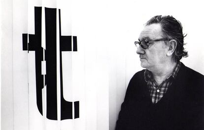 Joan Brossa con un poema visual en la Galería Joan Prats de Barcelona, en 1982.