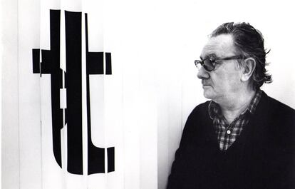 Joan Brossa con un poema visual en la Galería Joan Prats de Barcelona, en 1982. 