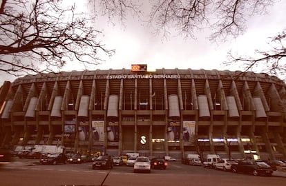 Un marcador corona la fachada del estadio Santiago Bernabéu, donde se señalan los días (dos) que quedan para cumplirse el Centenario del Real Madrid, el 4 de marzo de 2002.