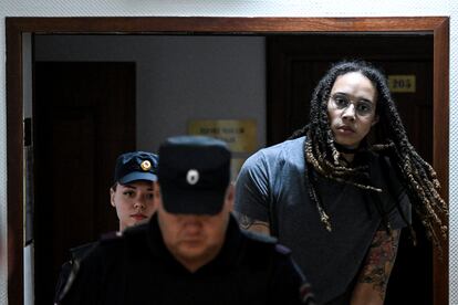 La justicia rusa ha encontrado culpable a la baloncestista estadounidense Brittney Griner, detenida el pasado mes de febrero por presunta posesión de drogas. En la imagen, Brittney Griner es escoltada por la policía este jueves en el juzgado de Khimki (Rusia), este jueves. 