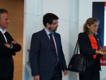 Imanol Pradales (segundo por la izquierda), diputado de Promoción Económica de Bizkaia, entrega el informe a los vicerrectores de las tres universidades vascas.
