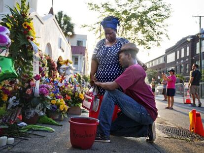 Una pareja afroamericana en el memorial por las víctimas de Charleston.